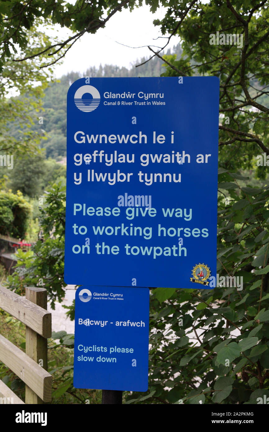 Un segno in gallese e inglese dal Canal & River fiducia in Galles sulla strada alzaia in Llangollen canal a Llangollen Foto Stock