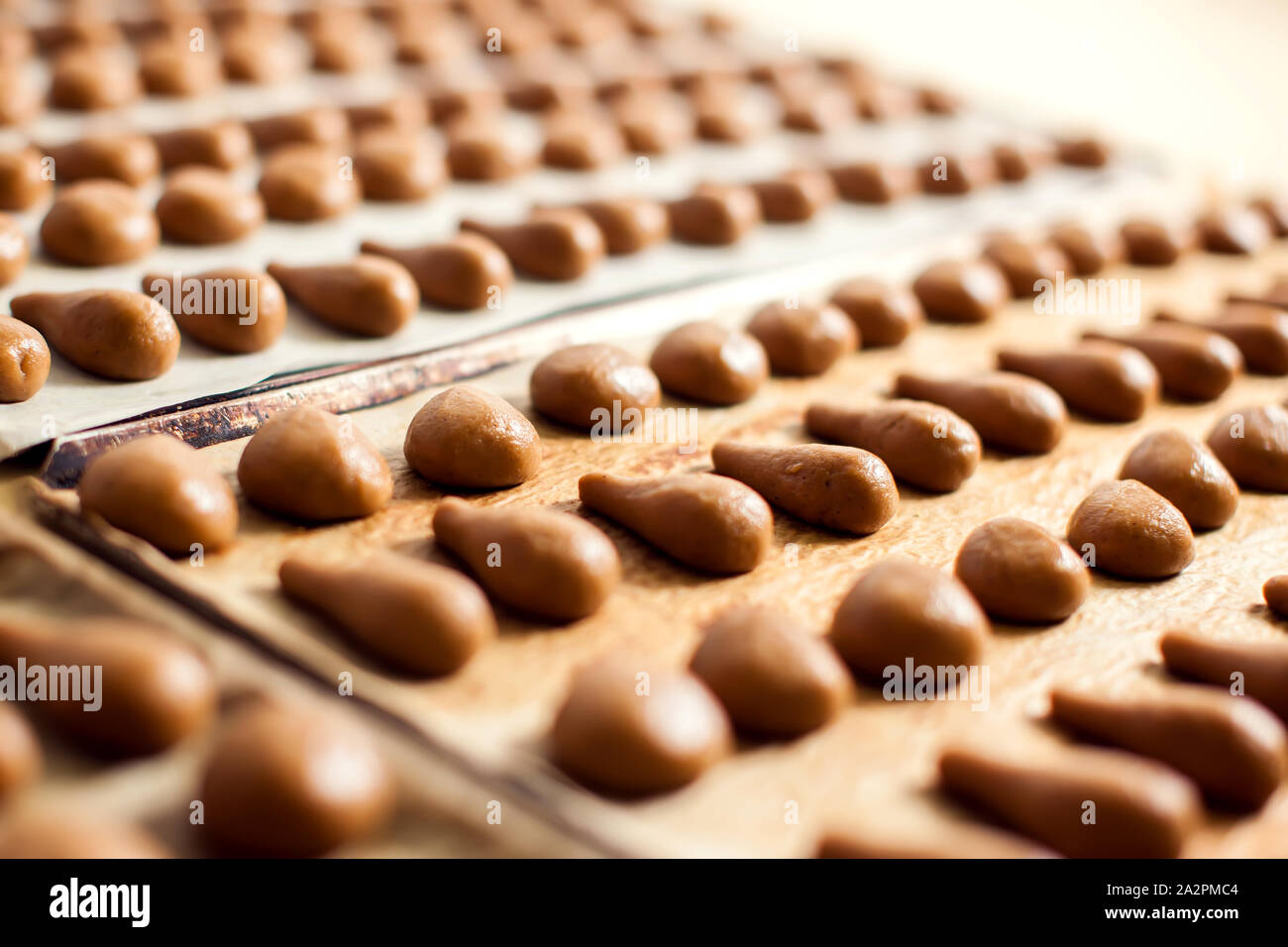 Un procedimento di produzione di prodotti da forno dolci prodotti in fabbrica. Foto Stock
