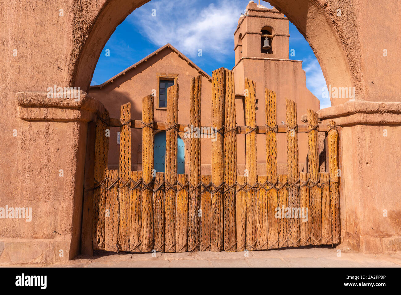 Cancello di ingresso alla Iglesia de San Pedro De AtacamaSan Pedro de Atacama o la chiesa di San Pedro de Atatcama, Anden, Repubblica del Cile America Latina Foto Stock