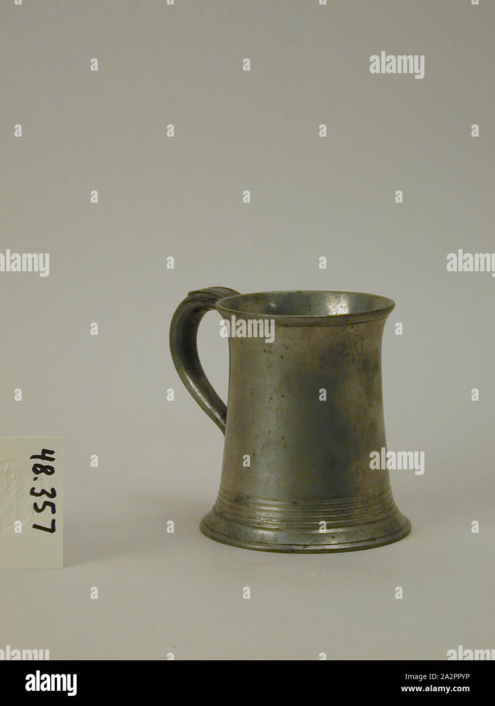 Sconosciuto (scozzese), mug, XVIII secolo, peltro, 3 13/16 x 4 3/4 x 3 1/2 in. (9.68 x 12,1 x 8,9 cm Foto Stock