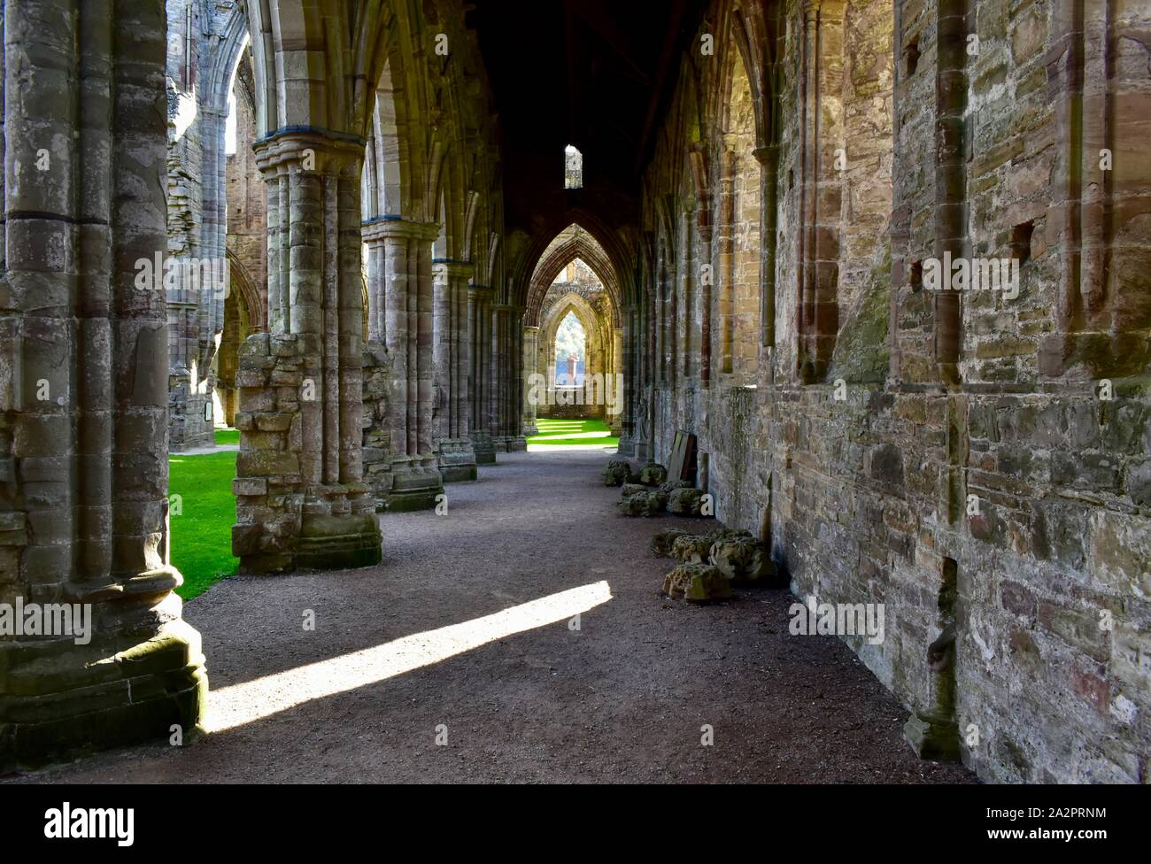 All'interno delle rovine della Abbazia di Tintern Foto Stock