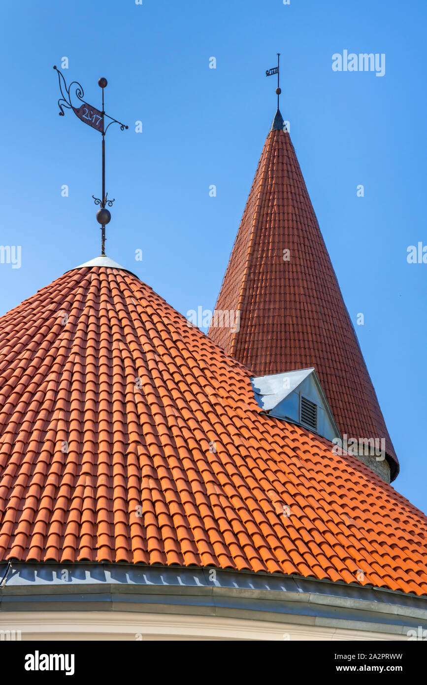 Arancione architettura del tetto a Tallinn in Estonia. Foto Stock