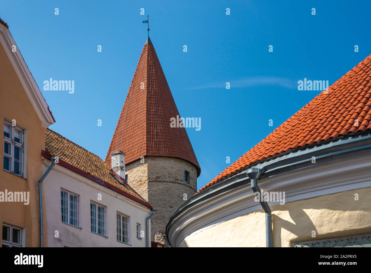 Arancione architettura del tetto a Tallinn in Estonia. Foto Stock