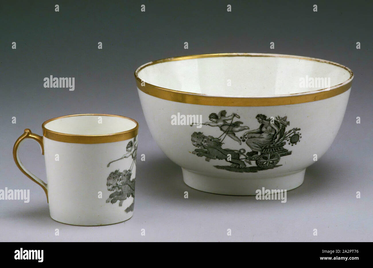 Ciotola, 1805/1810, Soffice pasta di porcellana con nero overglaze bat-decorazione stampata, Altezza x diametro: 3 1/8 x 6 in. (7,9 x 15,2 cm Foto Stock