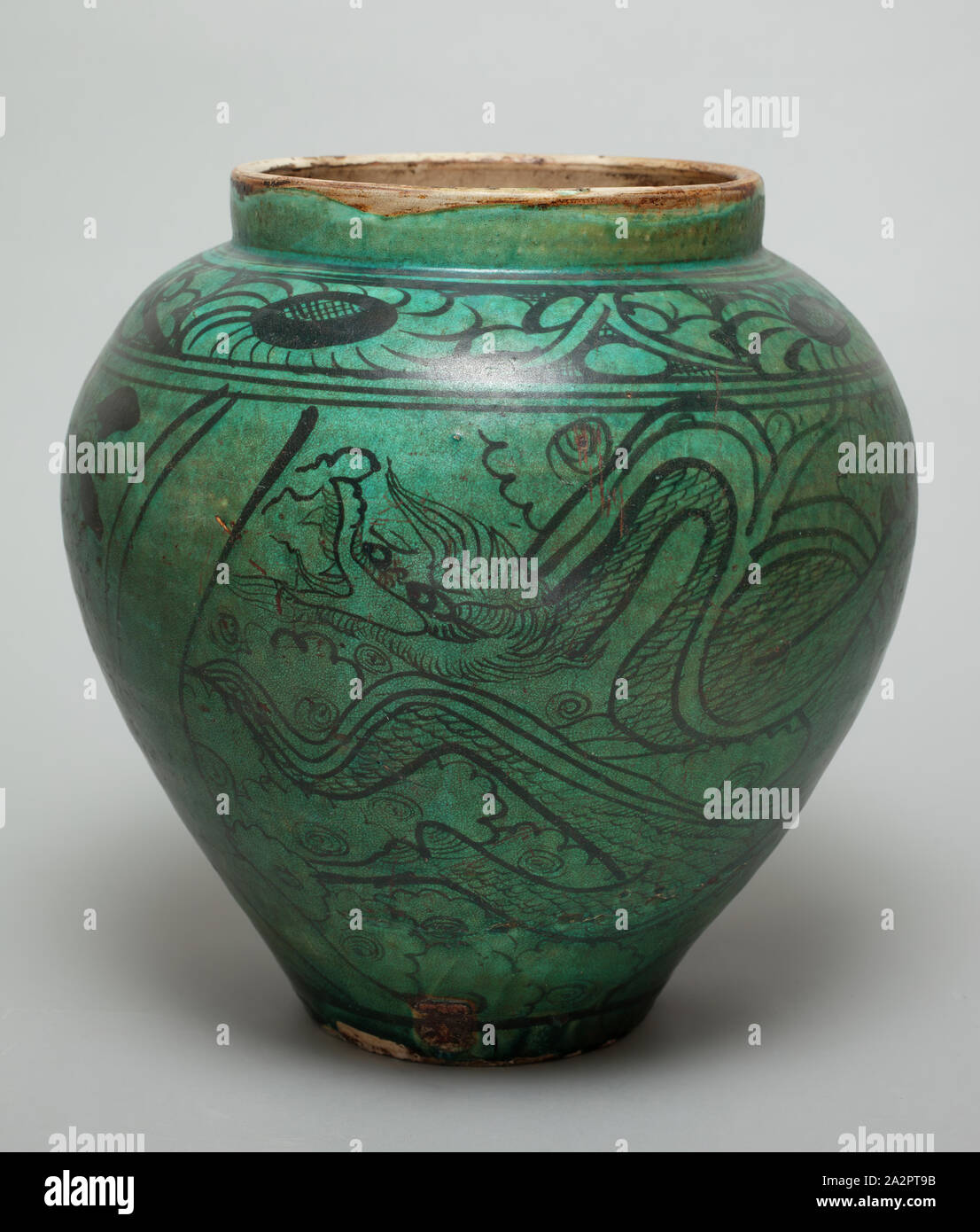 Sconosciuto (cinese), Storage Jar dipinte con il Dragone e la Fenice decorazione, 1279/1368, gres con pigmento underglaze e smalto turchese, altezza x diametro nella parte superiore Foto Stock