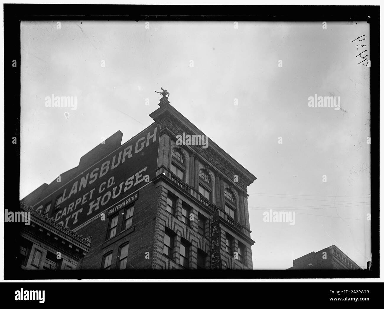 La Reynolds, J., esecuzione di acrobatica e il bilanciamento agisce su alto cornicione al di sopra di 9TH STREET, N.W. Foto Stock