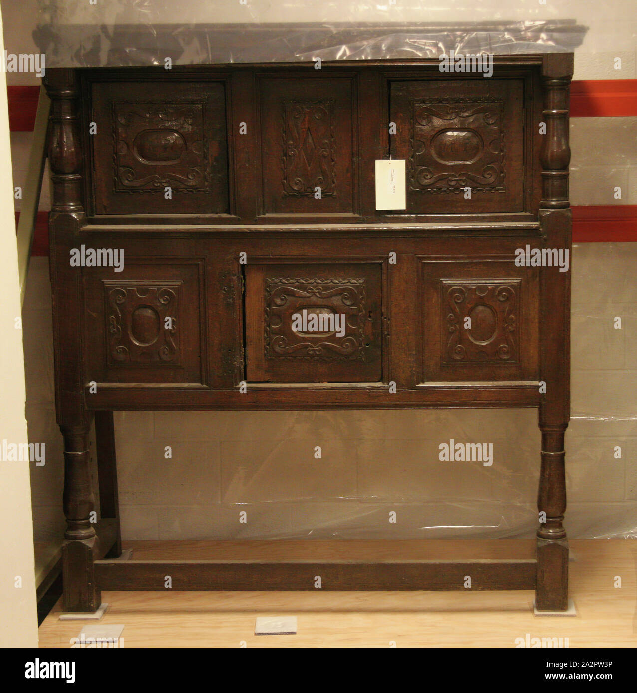Sconosciuto (inglese), Corte armadio, 1700/1725, rovere verniciato, 59 x 53 x 19 3/4 in Foto Stock