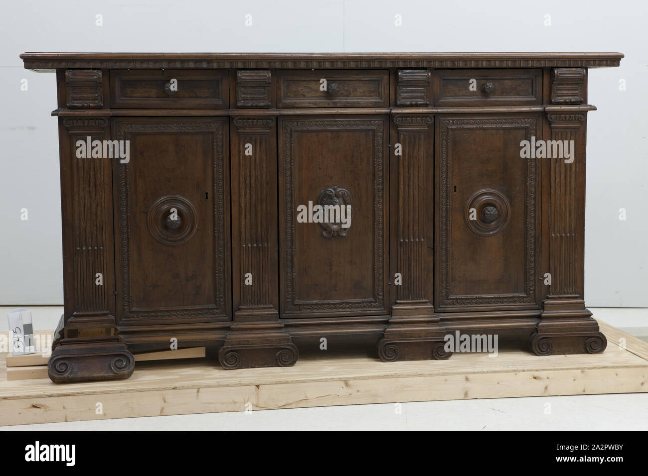 Sconosciuto (italiano), Credenza, inizio del XVII secolo, complessivo: 45 1/8 × 86 1/2 × 23 1/4 pollici (114,6 × 219.7 × 59,1 cm Foto Stock