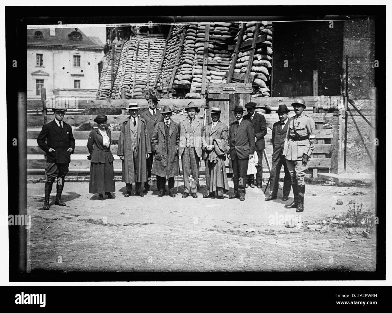 Di REIMS. Guerra americana corrispondenti: ufficiale francese; MRS. HARRIET C. ADAMS; PAUL CRAVATH; CAPT. Paolo DUMAS, indossa una mano artificiale ANDARM; UNIDENTIFIED; CHARLES EDWARD RUSSELL; UNIDENTIFIED; IL GIUDICE ROBERT GRANT. Nella parte anteriore del Duomo Foto Stock