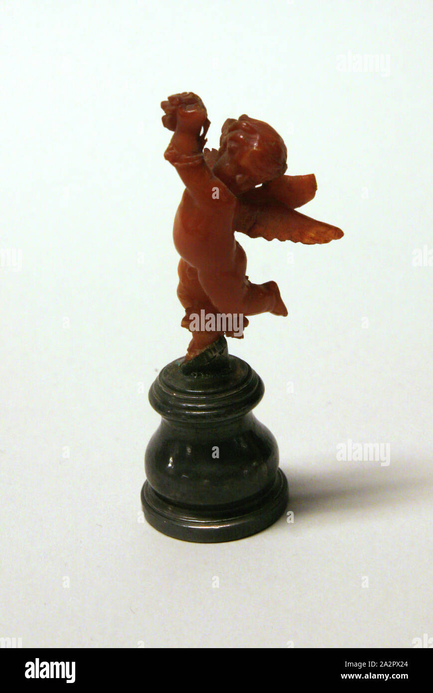 Sconosciuto (fiammingo), Putto, XVIII secolo, ambra, argento, complessivo: 2 1/4 pollici (5,7 cm Foto Stock