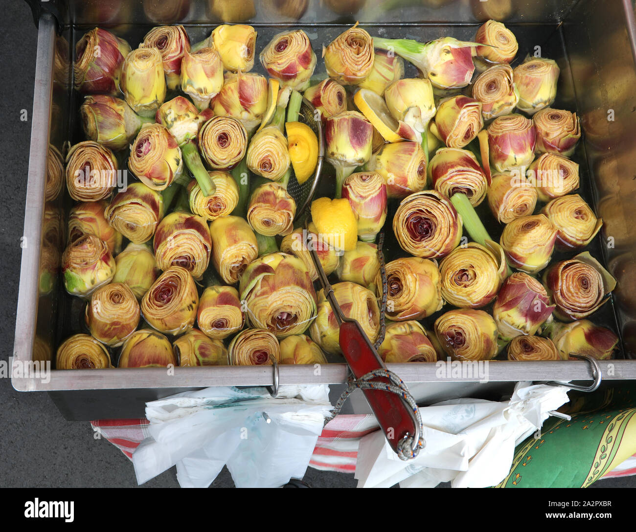 Molti i carciofi in salamoia per la vendita al mercato Foto Stock