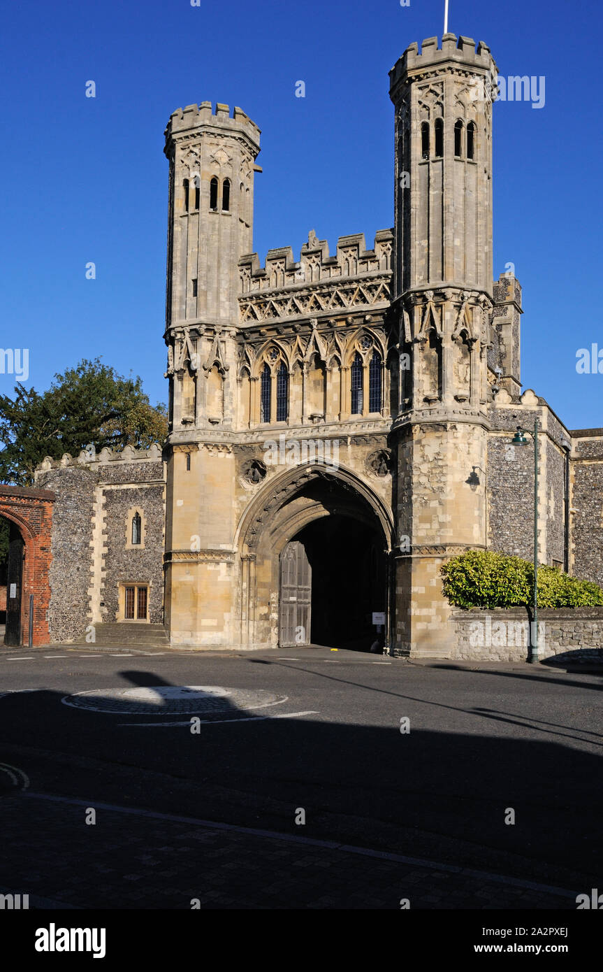Il grande Gateway o Fyndon's Gateway (1283-1309) dell'ex Abbazia di Sant'Agostino, in Canterbury Kent England Foto Stock