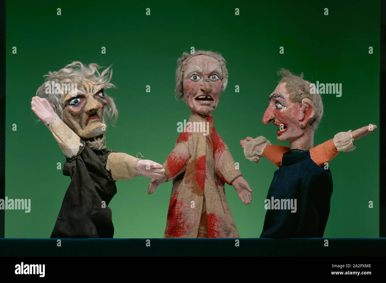 Sconosciuto (Francese), vecchia donna, secolo XIX, Legno, stoffa e vernice., H 21 Foto Stock