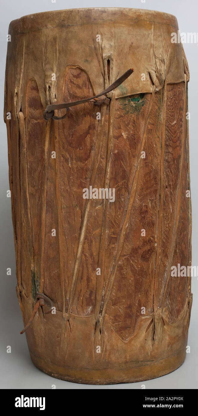 Pueblo, nativi americani, il tamburo del XIX secolo, legno e cuoio, complessivo: 22 1/2 × 10 3/4 pollici (57,2 × 27,3 cm Foto Stock