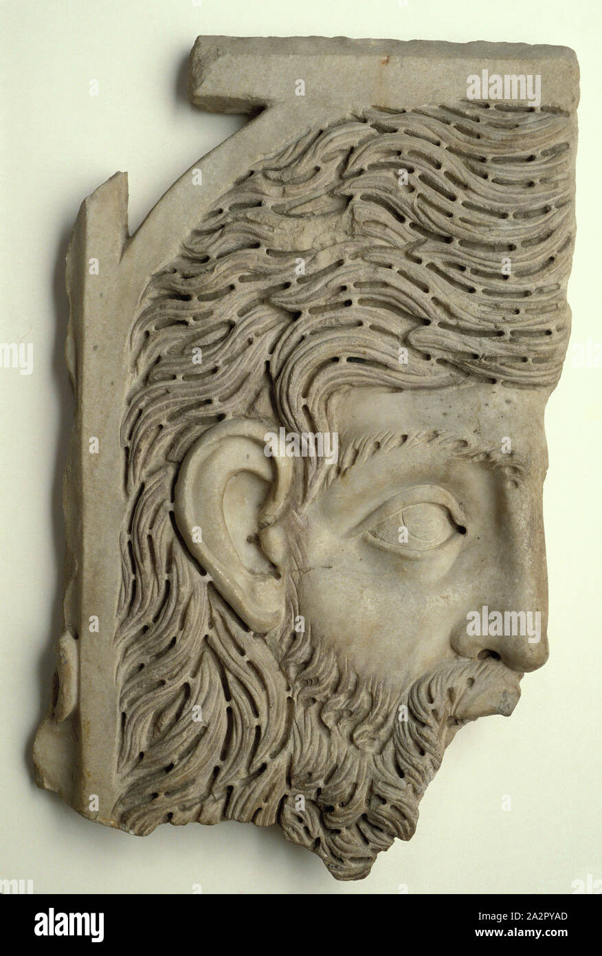 Roman, Coperchio di sarcofago frammento, Testa di uomo barbuto, metà del III secolo, marmo, 21 1/2 x 13 x 2 3/4 in Foto Stock
