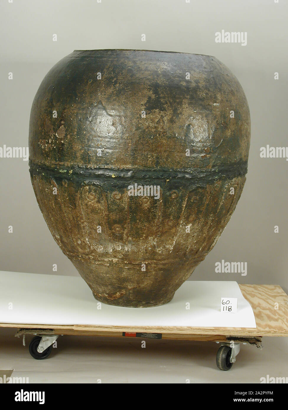 Islamica, iraniani, Storage Jar, XII - XIII secolo, ceramica, smalto, complessivo: 33 × 28 1/2 pollici (83,8 × 72,4 cm Foto Stock