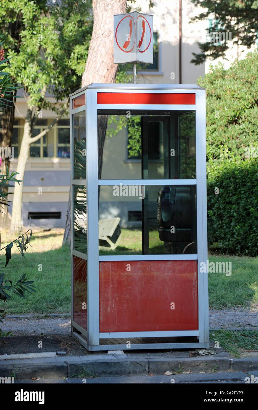 Molto vecchio italiano casella telefono ora non in uso Foto Stock