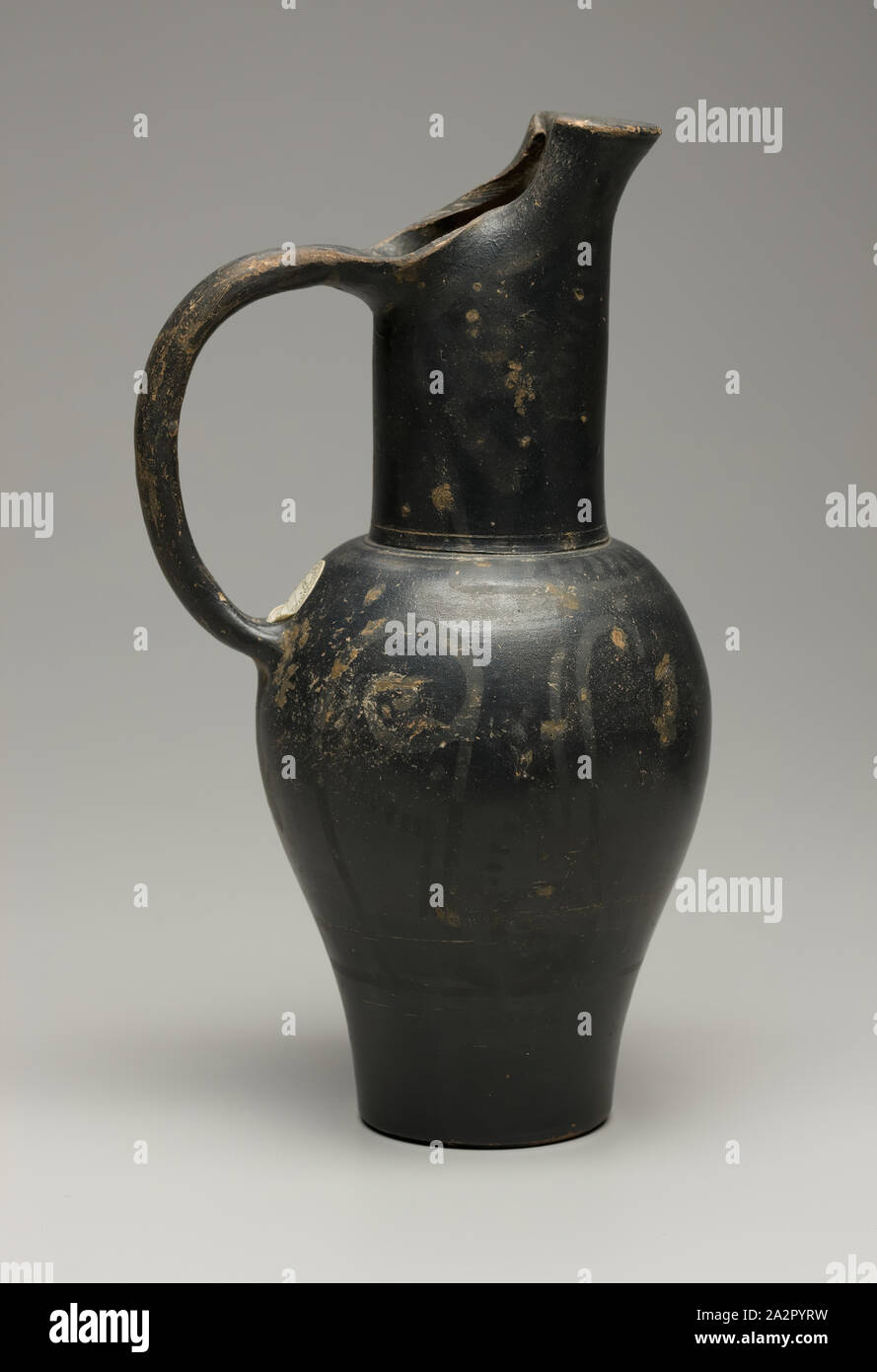 Gruppo Phantom, etrusca, attivo seconda metà del IV secolo e inizio del III secolo A.C., lanciatore, metà 4th/inizio del III secolo A.C., terracotta, vernice, 10 1/4 x 5 3/4 x 4 1/2 in. (26,0 x 14,6 x 11,4 cm Foto Stock