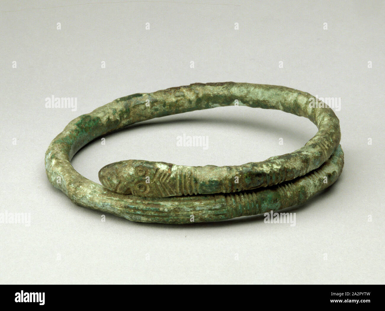 Villanoviano, corsivo bracciale, 8th/VII secolo a.c., bronzo, Altezza x diametro: 3/4 x 3 5/8 in. (1.9 x 9.2 cm Foto Stock
