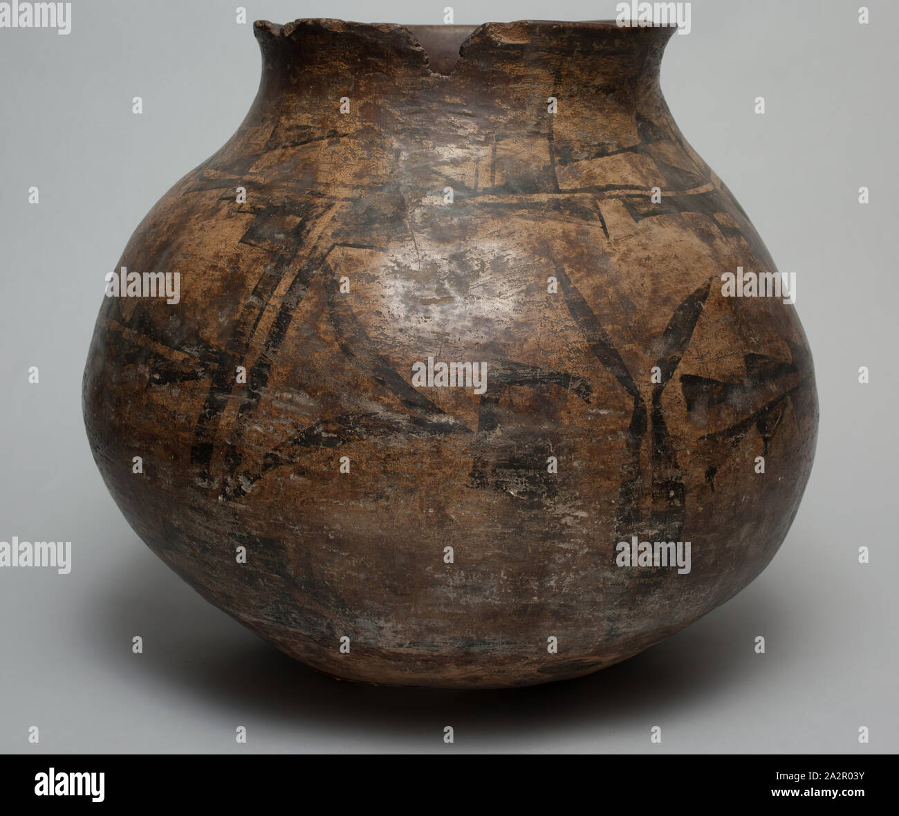 Pueblo, nativi americani, Storage Jar, inizi del XIX secolo, argilla, complessivo: 13 3/4 × 14 3/8 pollici (34,9 × 36,5 cm Foto Stock