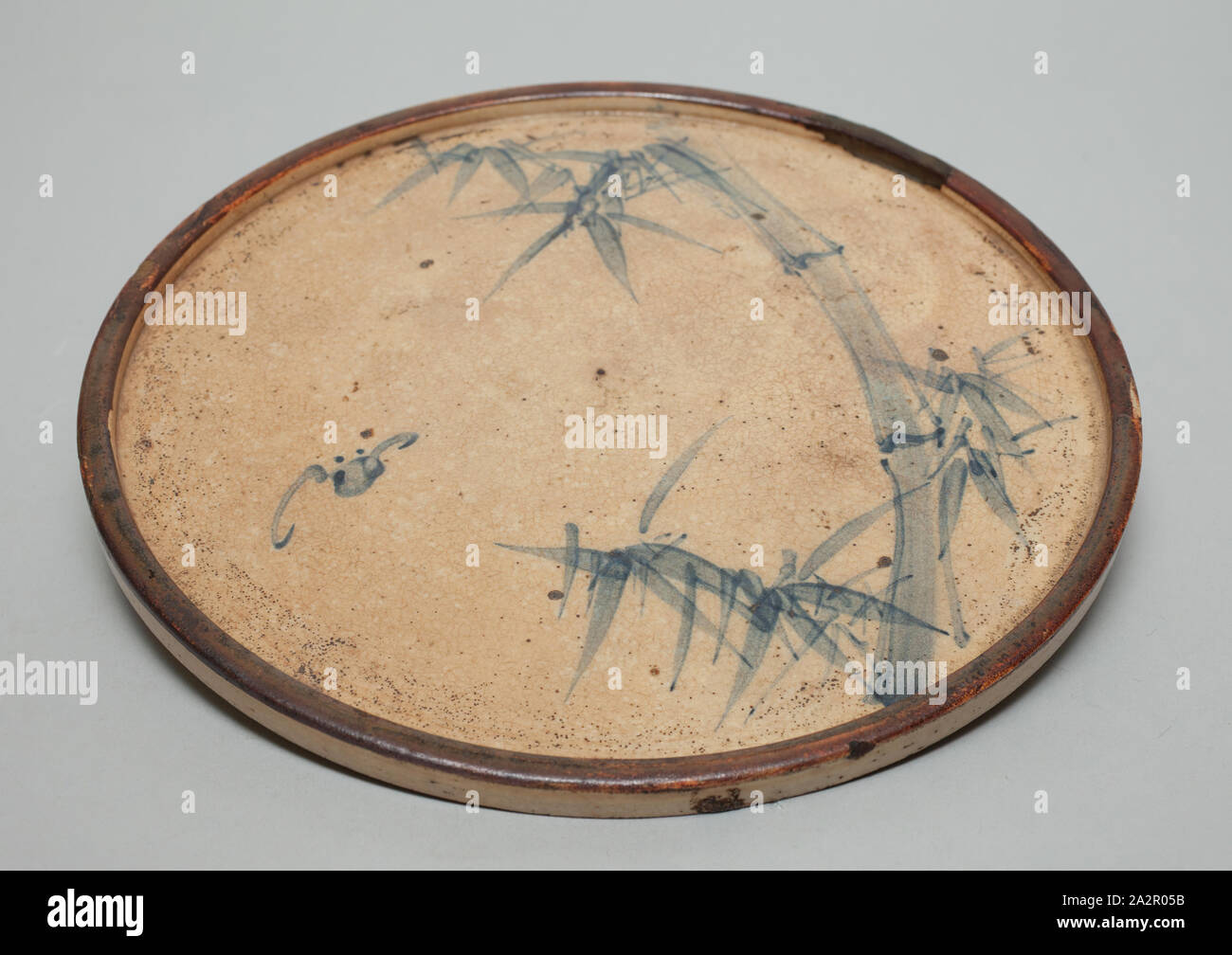 Sconosciuto (giapponese), il gocciolamento dell'olio piastra, XVIII secolo, diametro: 8 1/4 in Foto Stock