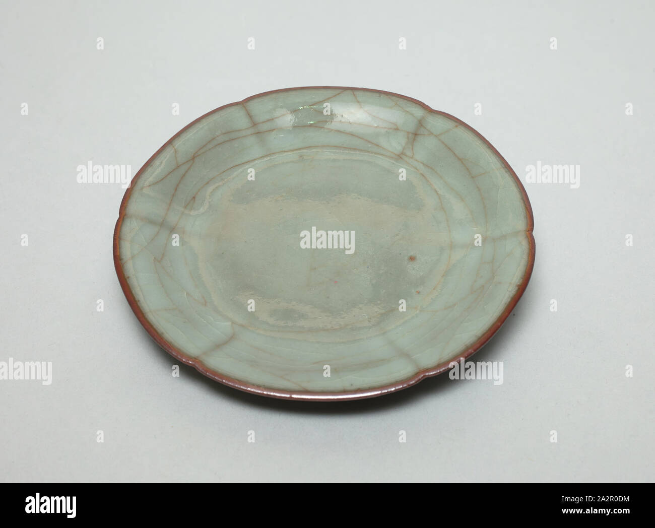 Sconosciuto (cinese), piattino tardo XVIII secolo, porcellana, altezza: 13/16 in. (2,1 cm Foto Stock