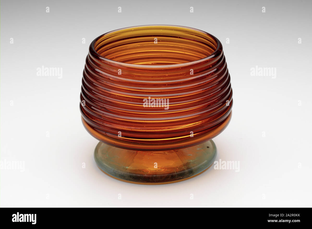 Sconosciuto (americano), sale, eventualmente tra ca. 1825 e 1870, vetro, complessivo: 2 3/4 × 3 1/4 pollici (7 × 8,3 cm Foto Stock