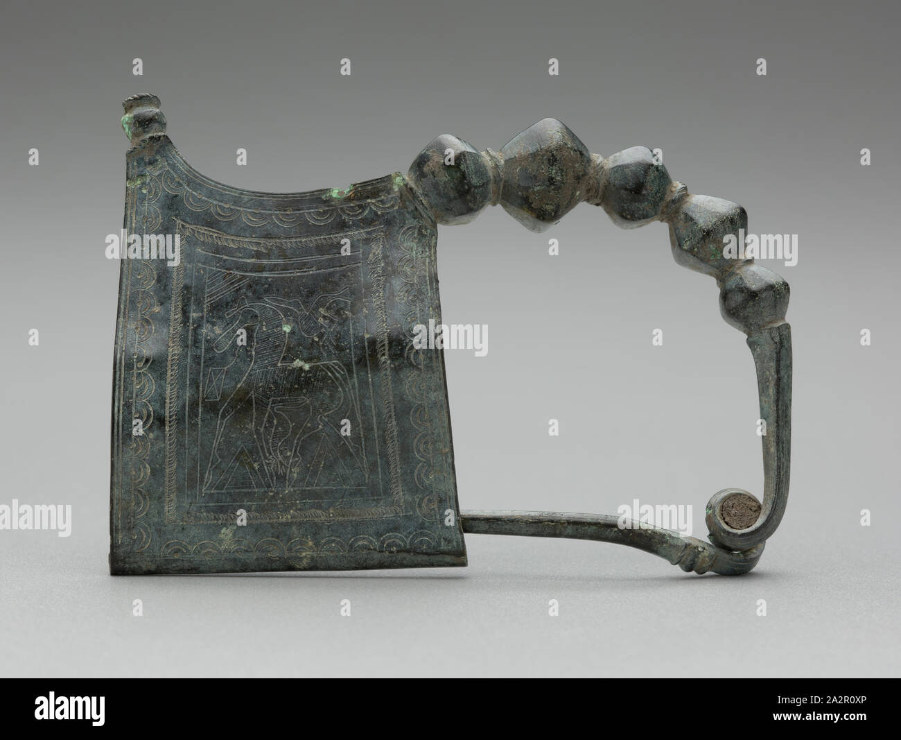 Greco, pin, 8th/VII secolo a.c., bronzo, 3 1/8 x 2 3/8 x 3/4 in. ( 7,9 x 6 x 1,9 cm Foto Stock