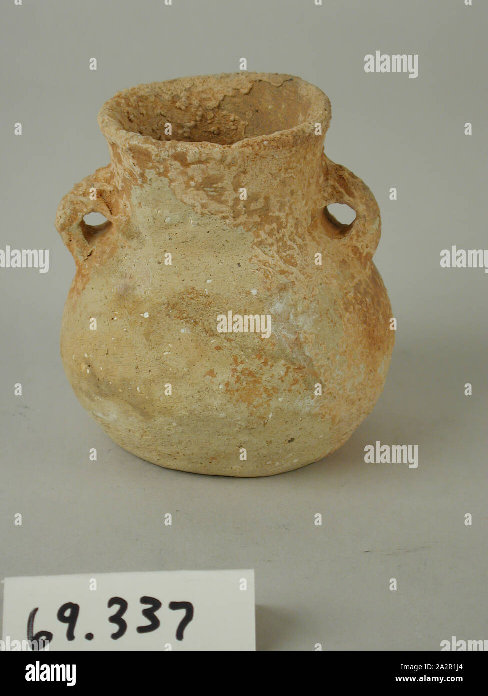 Palestinese, due-pentola gestite, 3200/2200 BC (?), Ceramica, Altezza x diametro: 3 1/2 x 3 1/4 x 3 1/4 in. (8.9 x 8.3 x 8.3 cm Foto Stock