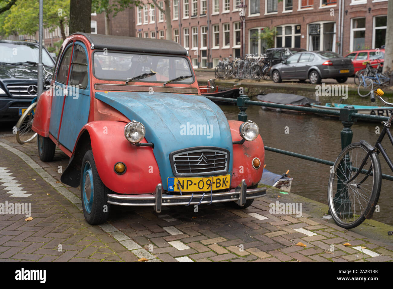 Amsterdam, Paesi Bassi - Automobile vintage Citroen sul canale nella parte storica della città Foto Stock