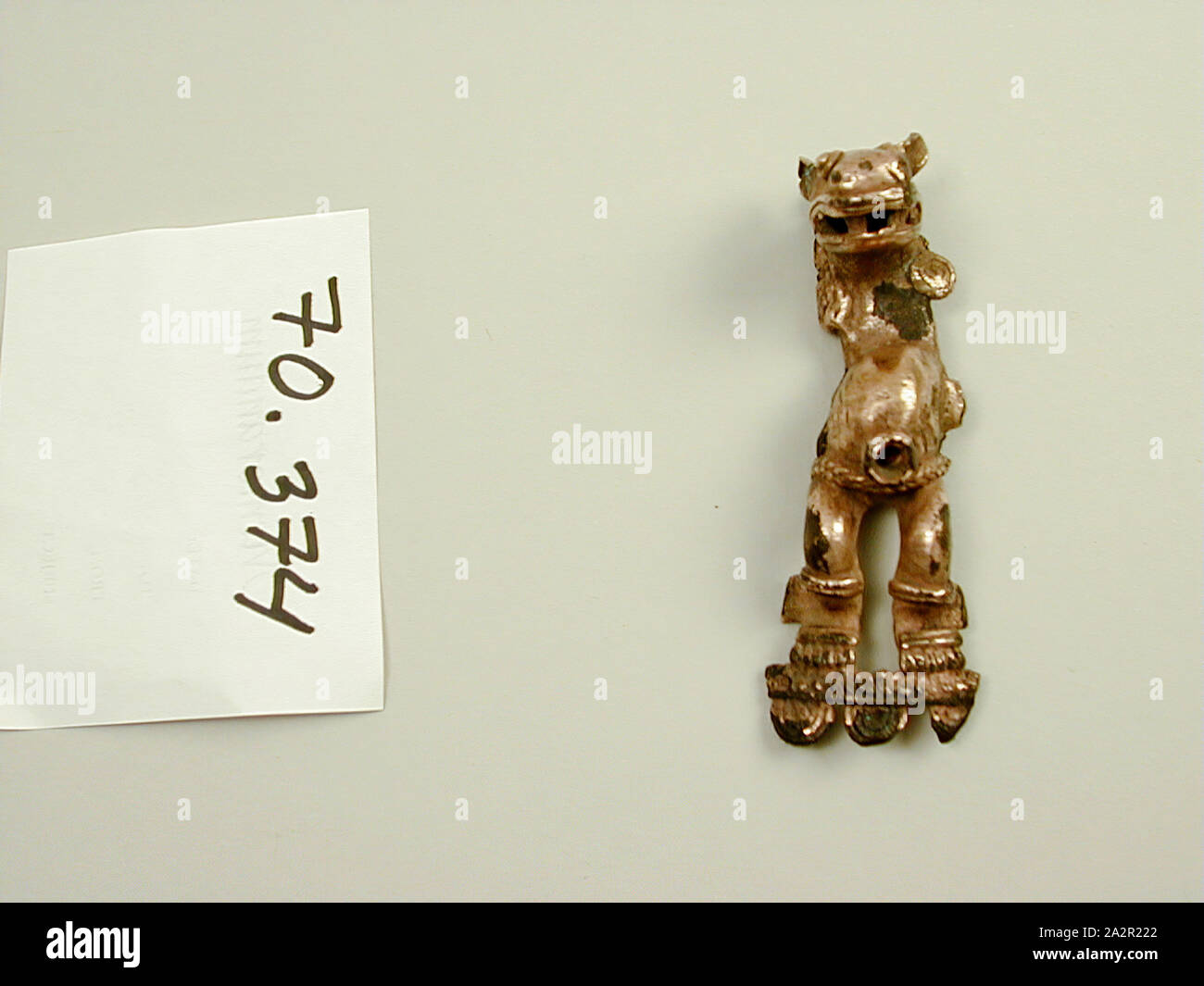 Panama, nativi americani, Mountain Lion sulle zampe posteriori, tra il IV secolo A.C. e il XV secolo CE, rame dorato, complessivo: 4 1/8 × 1 3/8 × 1 3/8 pollici (10,5 × 3,5 × 3,5 cm Foto Stock