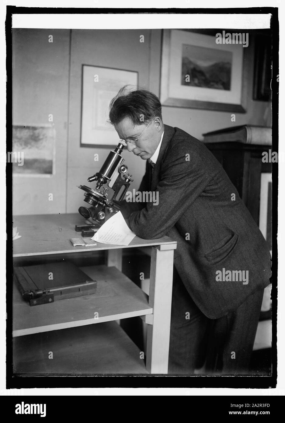 R.P. Tolman presso il museo, con lettera nella cruna dell ago, 12/17/24 Foto Stock