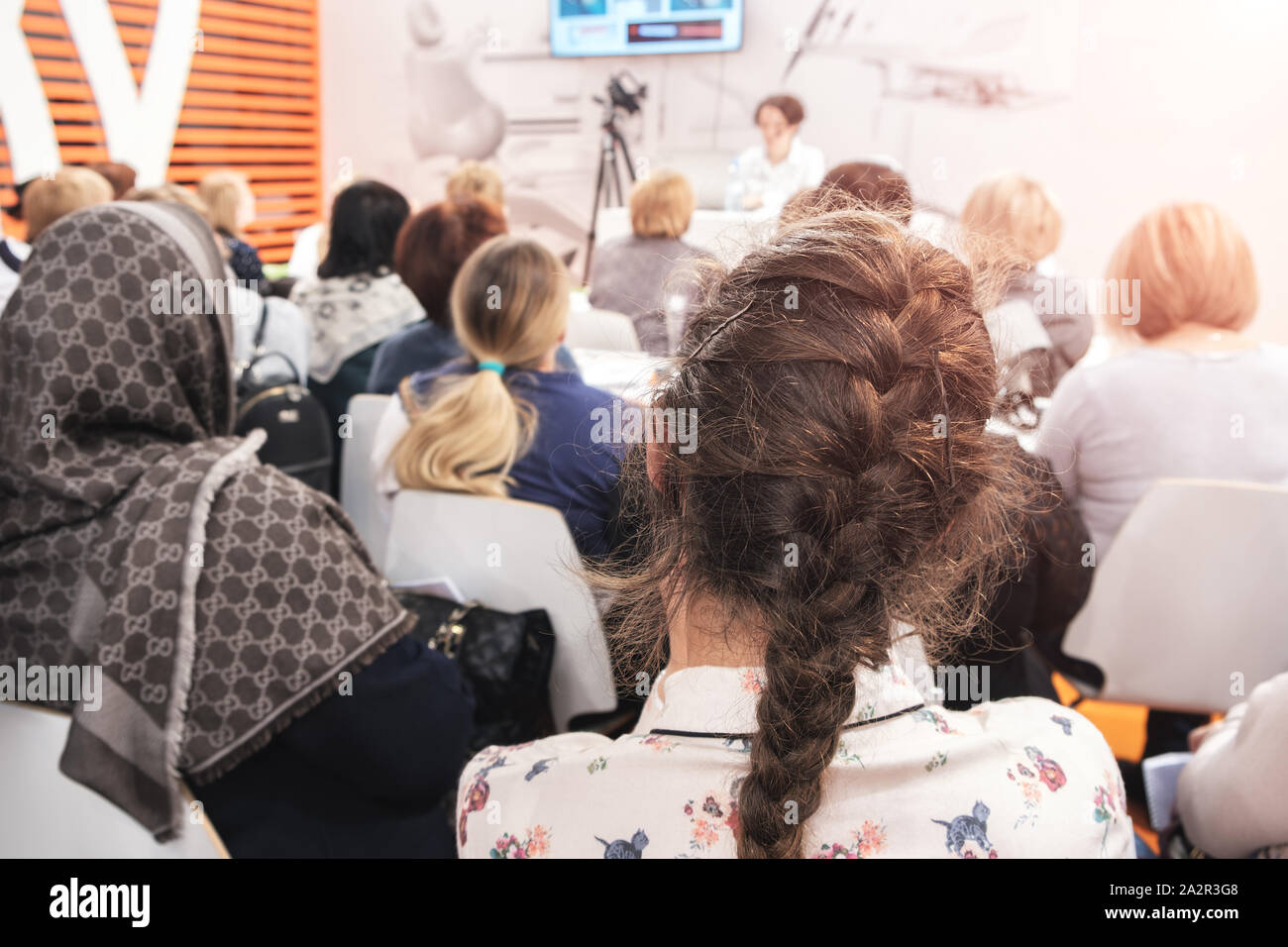 Donna d'affari e persone in ascolto sulla conferenza. L'immagine orizzontale Foto Stock