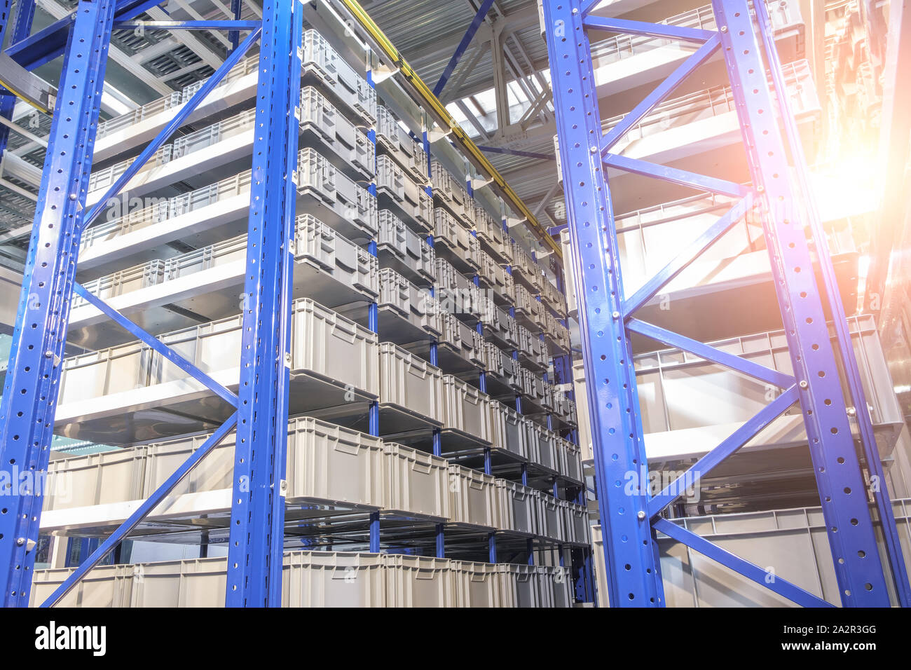 Rack di deposito di metallo costruzioni smontabili, magazzino moderno tecnologia concetto di sfondo, orientamento verticale, close-up con prospettiva, vie Foto Stock