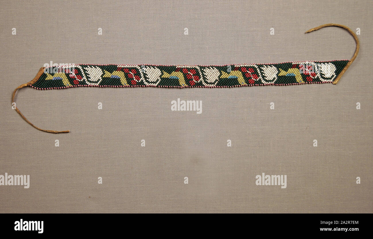 Potawatomi, nativi americani, collana, ca. 1885, perline di fibra vegetale e cuoio, complessivo: 24 1/4 pollici (61,6 cm Foto Stock