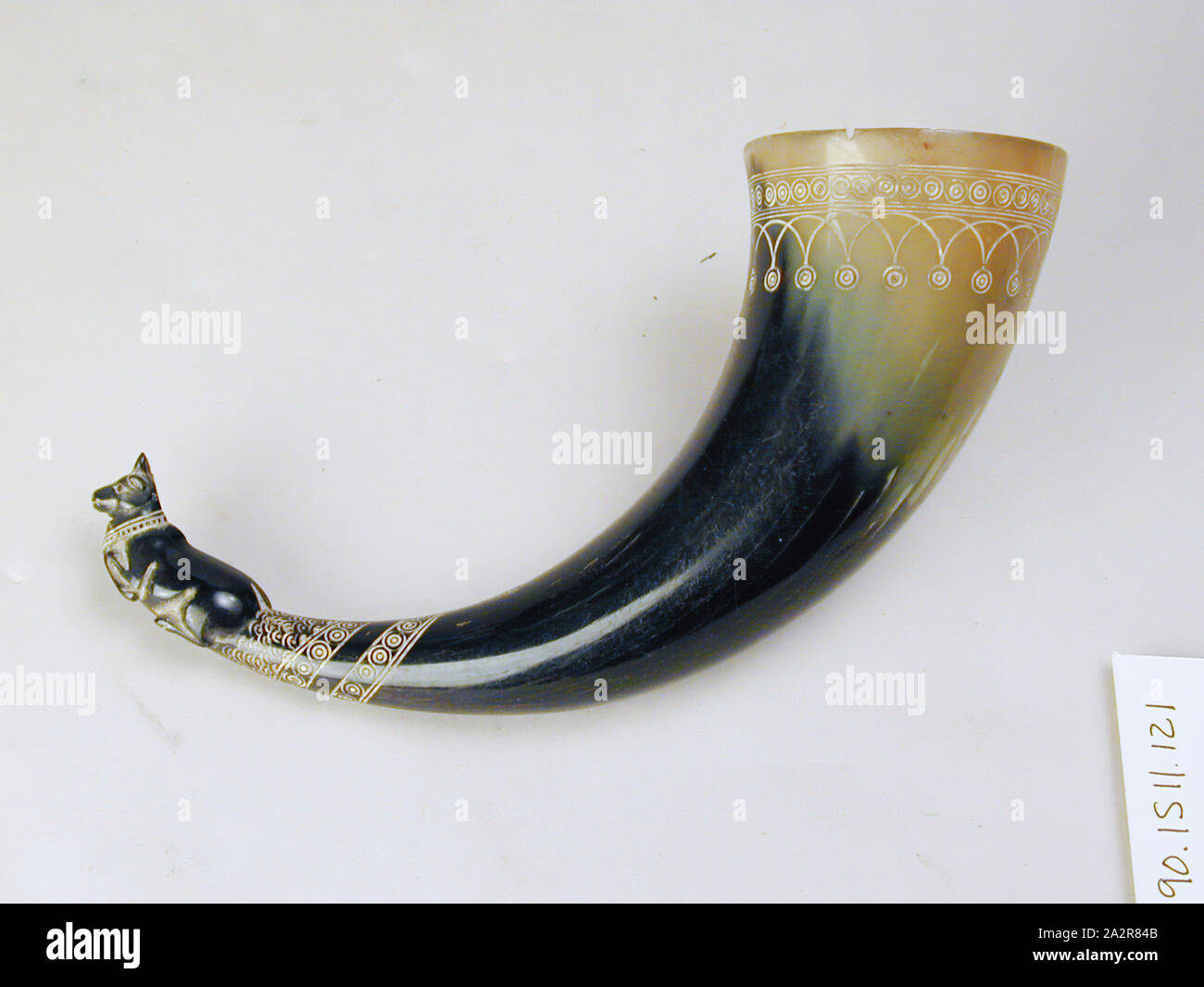 Sconosciuto (Indiana), bere il clacson, secolo XIX, lucidato e incisi ox horn, 4 1/4 x 2 3/8 x 7 in. (10,8 x 6,0 x 17,8 cm Foto Stock