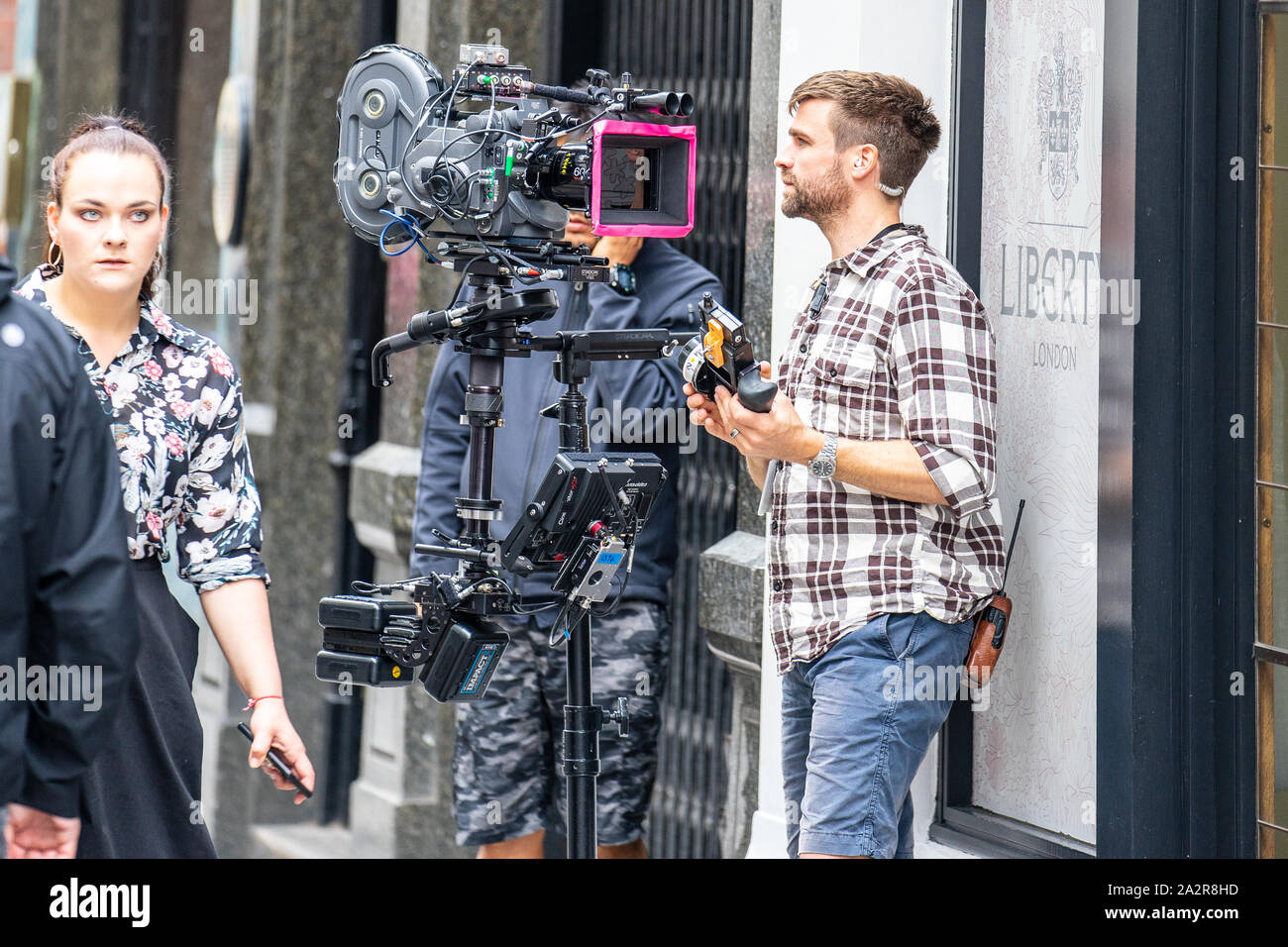 Londra, UK, luglio 2019. Videografi riprese video vicino a Carnaby Street a Londra Foto Stock