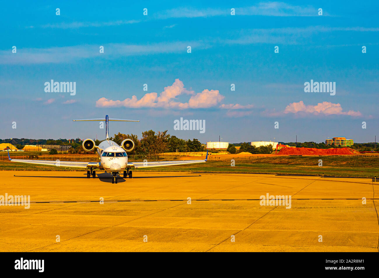 Un passeggero jet è fermo a terra su una pista di atterraggio. Foto Stock