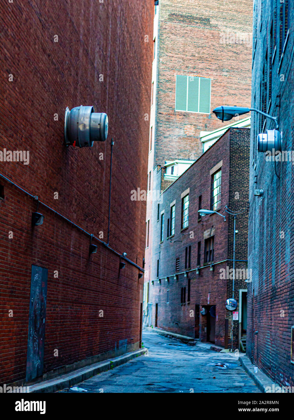 Un vicolo tra edifici in mattoni in città. Foto Stock
