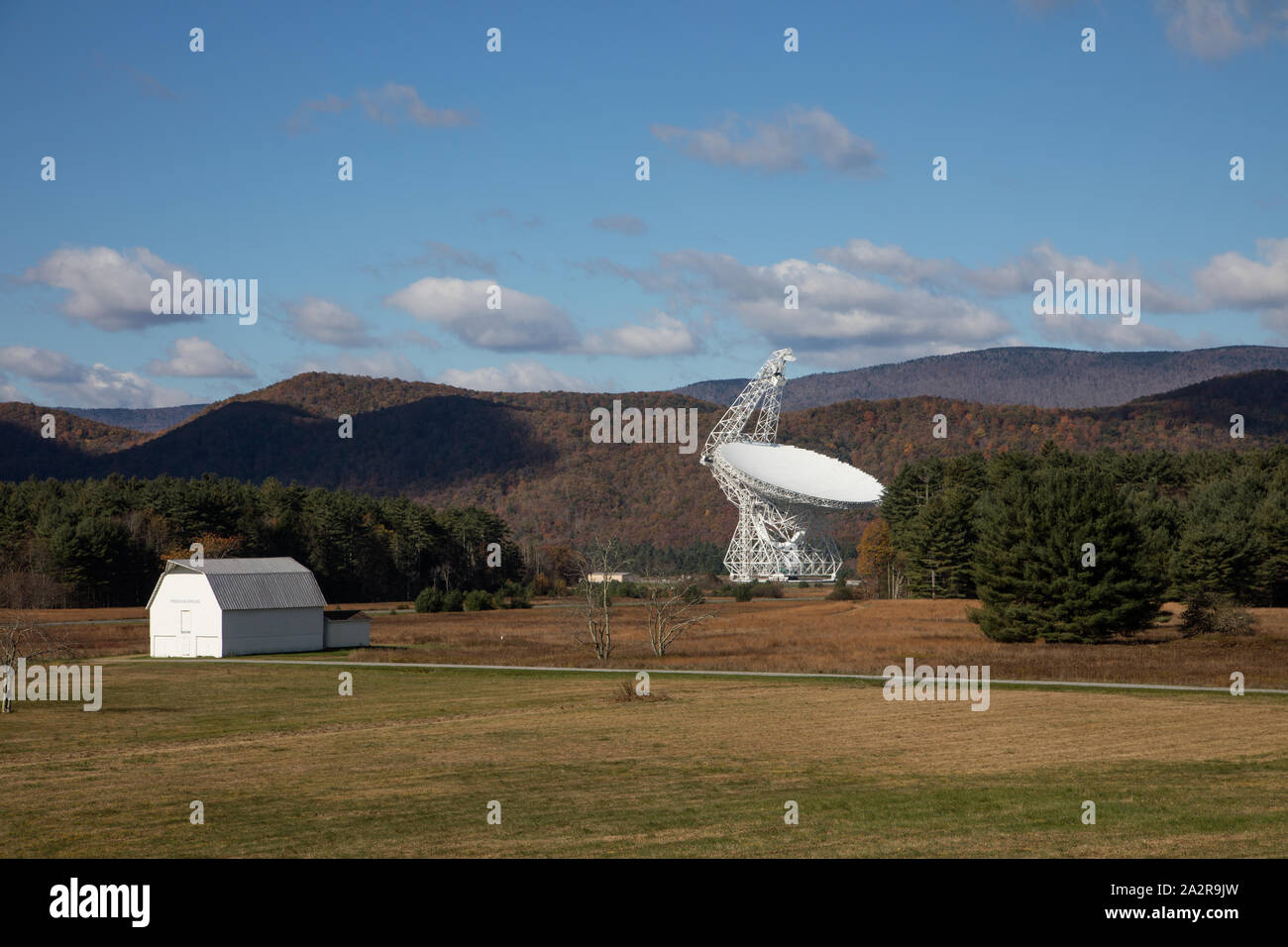 Radio telescopio e un piccolo annesso alla Radio Nazionale Osservatorio Astronomico in Banca Verde, West Virginia Foto Stock
