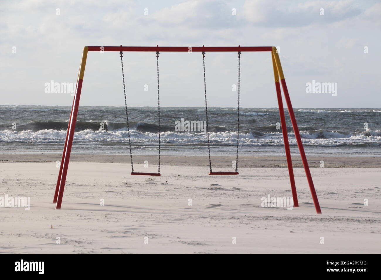 Altalene vuote presso la spiaggia di Langeoog, Germania Foto Stock