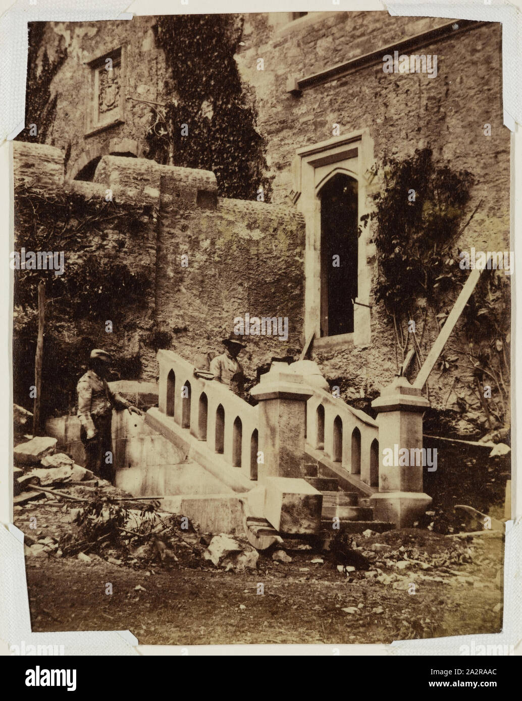 W. Curry, inglese, due operai la costruzione di scale esterne, ca. 1870, albume, stampa immagine e foglio: 3 7/8 x 3 pollici (9,8 × 7,6 cm Foto Stock