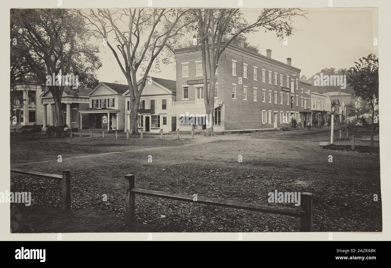 Sconosciuto (americano), Town Square, Berkshire, Massachusetts, tra il 1890 e il 1900, platinum print, foglio: 9 7/8 × 16 1/2 pollici (25,1 × 41,9 cm Foto Stock