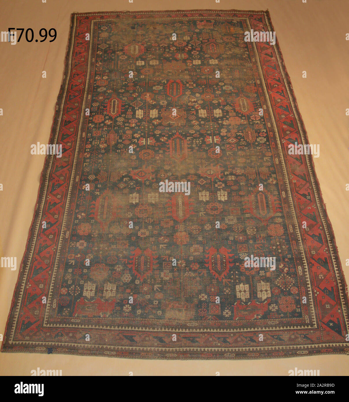 Islamica, iraniani, Balouch tappeto floreale, secolo XIX, di lana su lana (?), 127 1/4 x 76 1/2 in Foto Stock