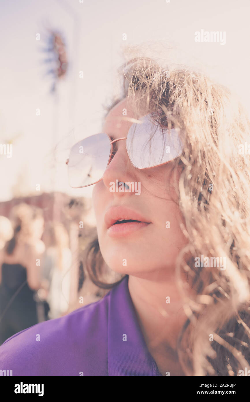 Ritratto di ragazza partito a rave all'aperto ad Amsterdam Foto Stock