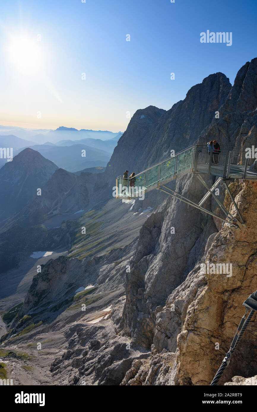Monti Dachstein: monti Dachstein South face, ponte di sospensione, scalinata verso il nulla in Schladming-Dachstein, Steiermark, Stiria, Austria Foto Stock