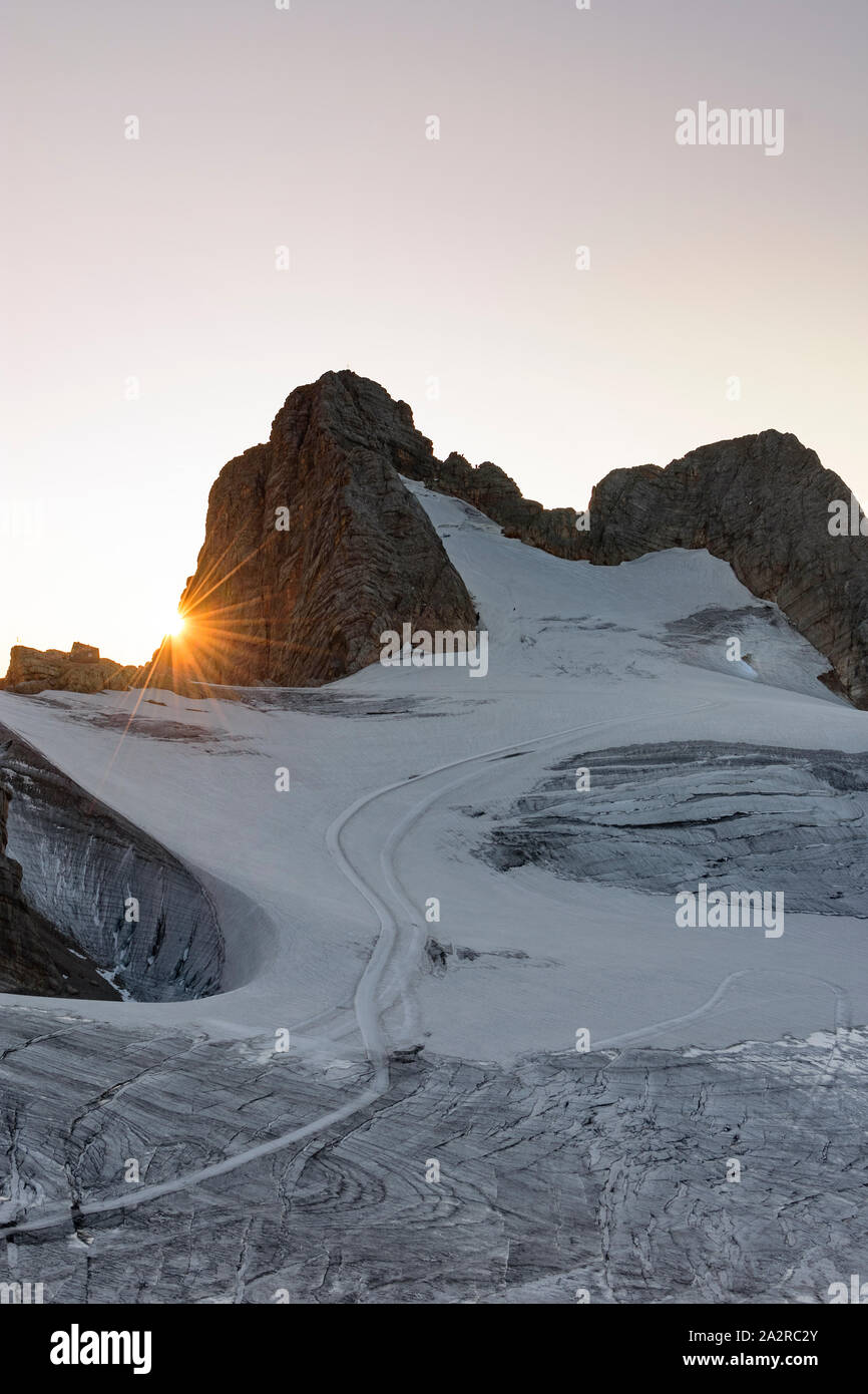 Monti Dachstein: vertice Hoher Dachstein Hallstätter ghiacciaio, rifugio di montagna Seethalerhütte nel Salzkammergut, Oberösterreich, Austria superiore, Austria Foto Stock