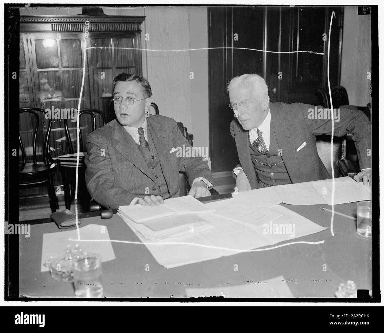 Inchiesta di rampa dichiarazione del presidente è ingiusto carica di p.f. bondholder's Counsel. Washington D.C., nov. 10. In risposta alla dichiarazione del Presidente Truman del Senato Inchiesta di rampa che la proposta di piano di risanamento del Missouri Pacific Railroad dalla Alleghany Corporation comporterebbe il p.f. essendo eseguito nello stesso vecchio modo, W. Lloyd Kitchel, Consulente per il comitato di Stedman, rappresentando p.f. Obbligazionisti, ha sfidato la dichiarazione come essendo ingiusto e aggiunto, che egli ritiene che la domanda non aveva portato fuori i veri fatti della riorganizzazione. Sulla sinistra è Eugene J. Conroy, Se Foto Stock