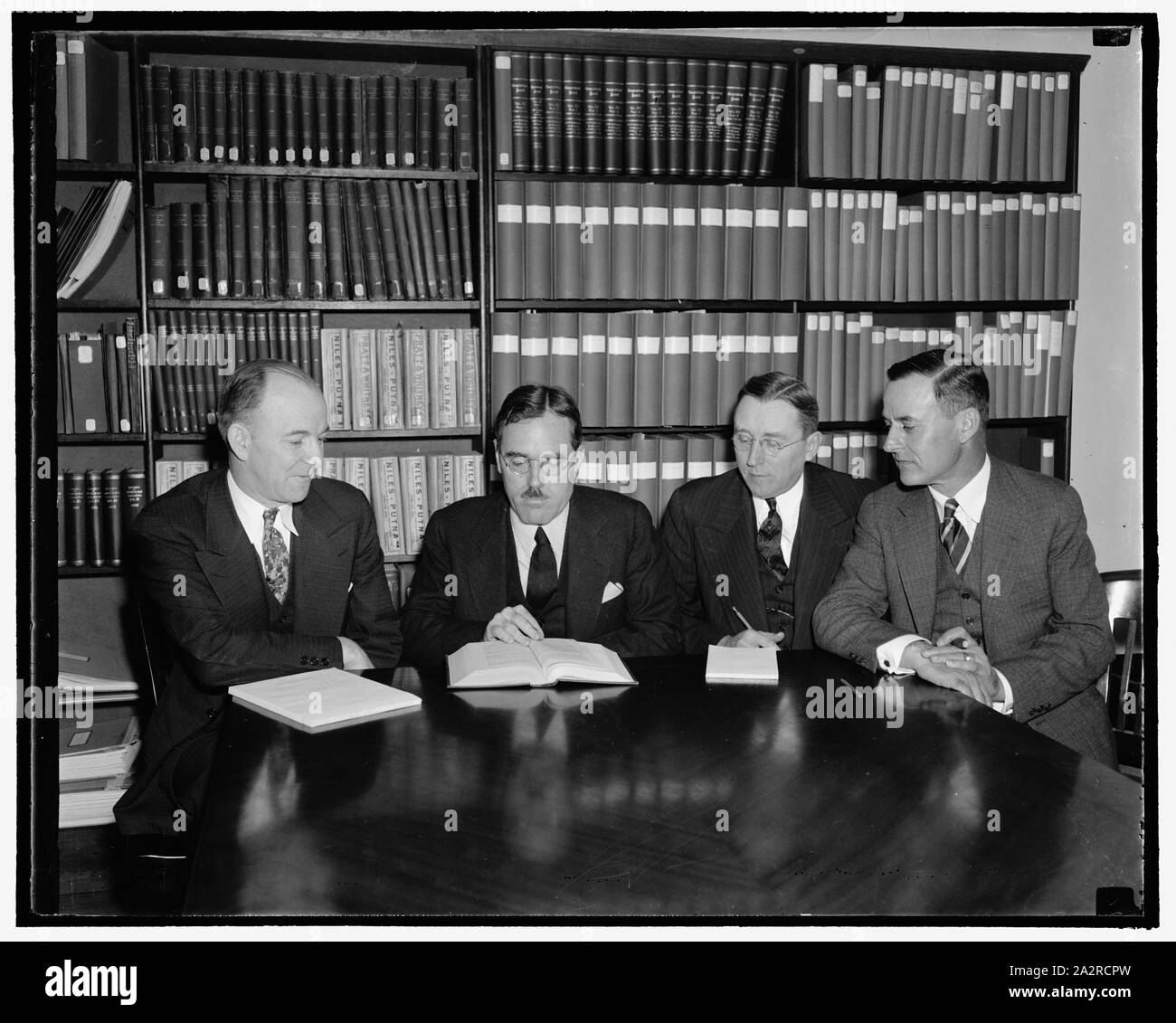 Ferrovia pensione pensione è ora costituito. Washington, D.C., Ott 3. La ferrovia pensione pensione a sua riunione accoglie oggi M.R. Reed, nuovo membro del consiglio di amministrazione designato dal presidente Roosevelt, e James Gordon Robinson, eletto capo della ferrovia Assicurazione contro la disoccupazione Ufficio di presidenza. Il sig. Reed si rappresentano i vettori sul bordo mentre il sig. Robinson è stato scelto per la regia di assicurazione contro la disoccupazione dal competitivo aperto esame condotto dagli Stati Uniti in servizio civile Commissione, prima che si sia mai tenuto per una decina di migliaia di dollari di un anno la posizione amministrativa. Foto Foto Stock