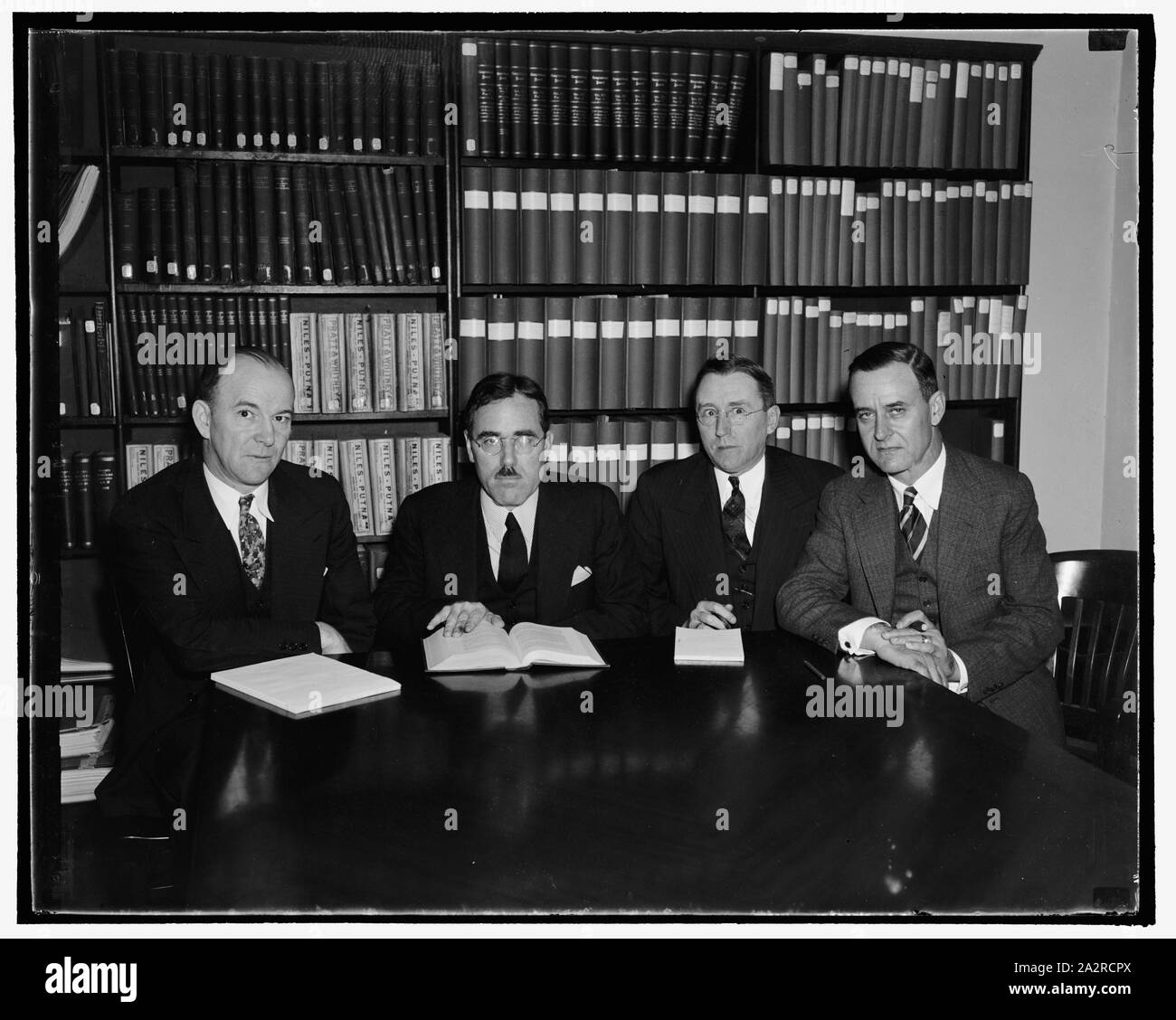 Ferrovia pensione pensione è ora costituito. Washington, D.C., Ott 3. La ferrovia pensione pensione a sua riunione accoglie oggi M.R. Reed, nuovo membro del consiglio di amministrazione designato dal presidente Roosevelt, e James Gordon Robinson, eletto capo della ferrovia Assicurazione contro la disoccupazione Ufficio di presidenza. Il sig. Reed si rappresentano i vettori sul bordo mentre il sig. Robinson è stato scelto per la regia di assicurazione contro la disoccupazione dal competitivo aperto esame condotto dagli Stati Uniti in servizio civile Commissione, prima che si sia mai tenuto per una decina di migliaia di dollari di un anno la posizione amministrativa. Foto Foto Stock